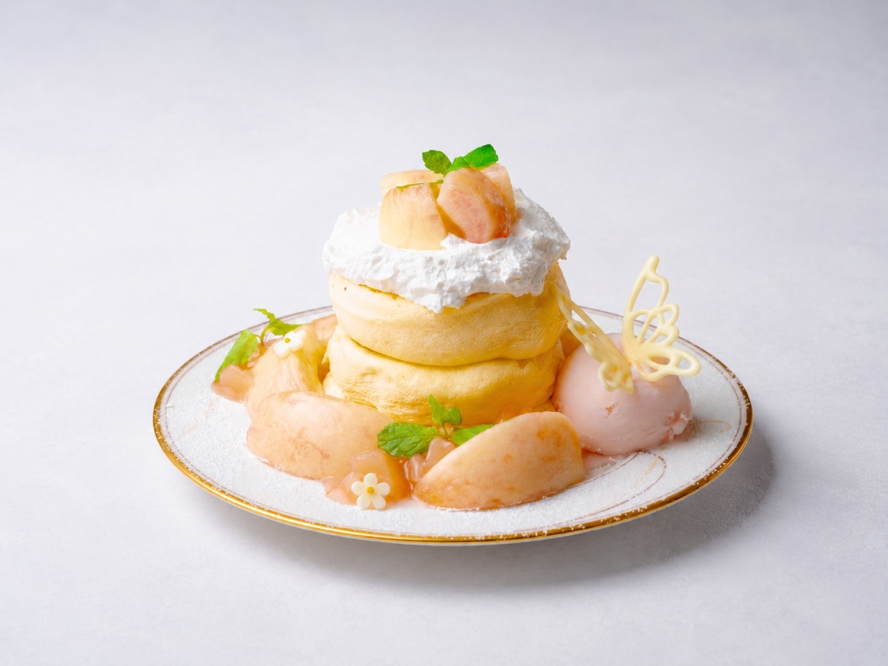 ミルククリームとジューシーな白桃のパンケーキ
