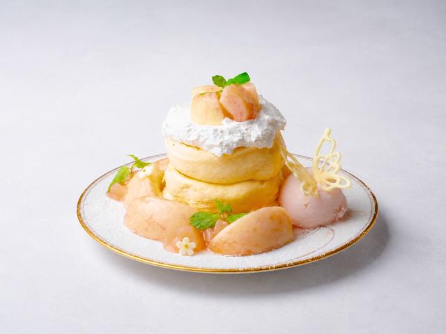 ミルククリームとジューシーな白桃のパンケーキ